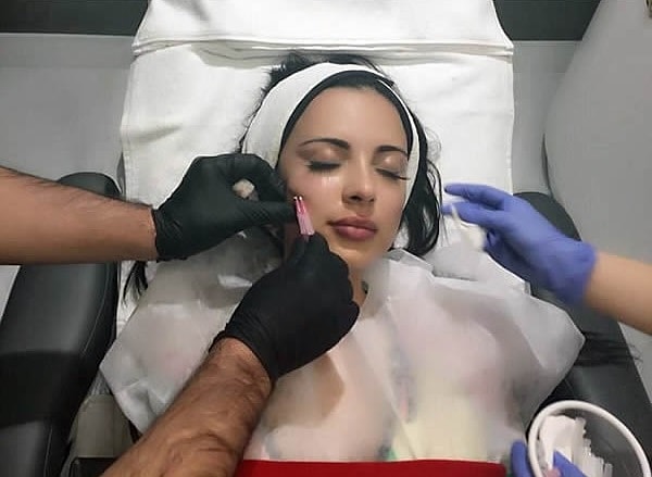 5. Дженнифер рассказывает: "Я влюбилась в пластическую хирургию уже давно, но после того как я увидела Ким Кардашян, то захотела иметь фигуру, как у нее".