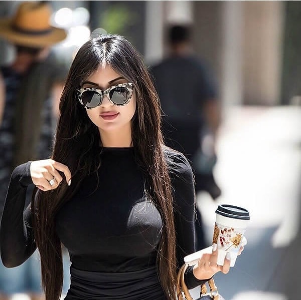 7. "Все говорят, что больше не нужно, но я думаю наоборот, потому что пластическая хирургия поднимает мою самооценку".