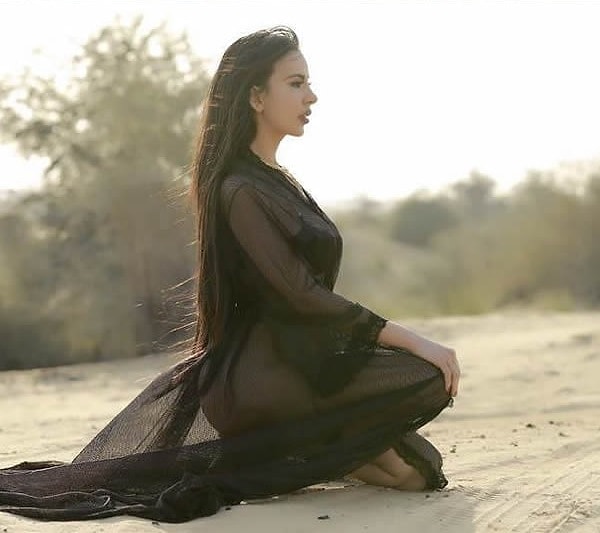 11. Девушка получает множество различных отзывов о ее необычной внешности. Кто-то поддерживает ее, а кто-то считает, что она зря тратит деньги и "должно быть, безмозглая".