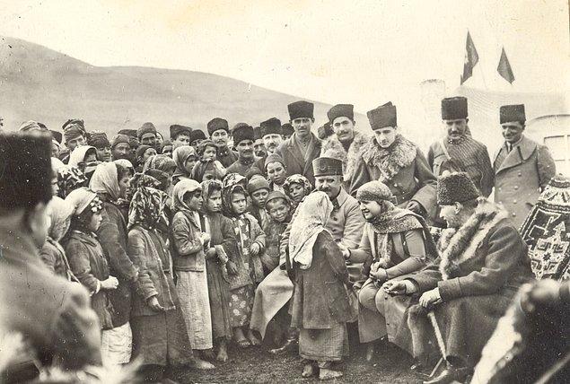 2. Atatürk Balıkesir'de Kazım Karabekir, Latife Hanım ve çocuklarla birlikte.