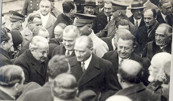 8. Atatürk, solda koruması Kılıç Ali, sağda Şükrü Kaya ile birlikte yürüyorlar.