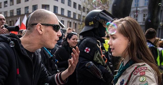 Çek Cumhuriyeti'nde Neo-Nazi Gösterisindeki Irkçı Bir Adama Karşı Gelen 16 Yaşındaki İzci Kız