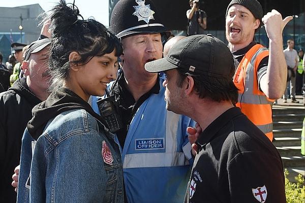 Fotoğraf aynı zamanda İngiltere'de yakın geçmişte benzer bir olayda ırkçılara karşı gelen Saffiyah Khan'ı hatırlattı.