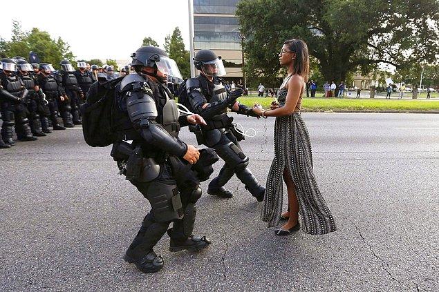 Geçtiğimiz yıl da polis şiddetine karşı gösterilerde Ieshia Evans tek başına polislere karşı durarak haberlere konu olmuştu.