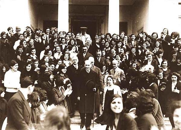 14. Atatürk İzmir Kız Lisesini ziyaret ediyor, 1 Şubat 1931.