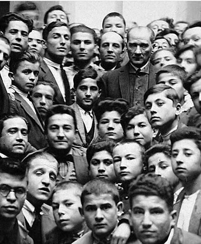 Atatürk'ün Daima Halkın İçerisinde Bir Lider Olduğunu Gösteren 15 Fotoğraf Karesi