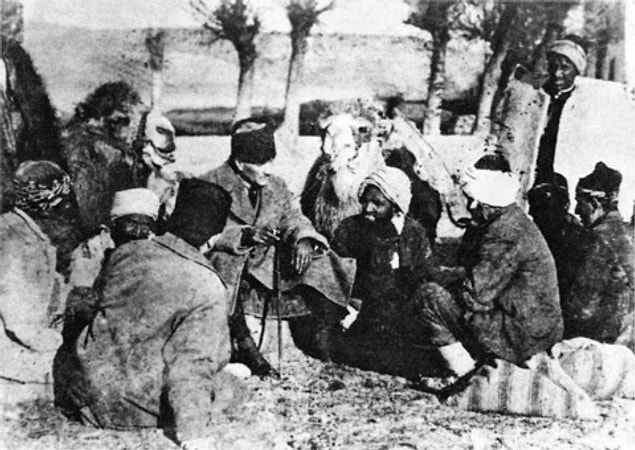 7. Gazi, deve yetiştiren çobanlarla sohbet ediyor.
