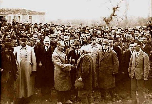9. Yurt gezisi sırasında Atatürk'ü yakalayıp ona dileklerini iletme fırsatı bulan yaşlı bir adam.
