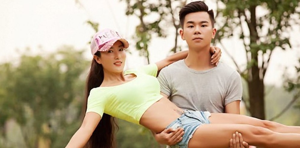 Ей почти 50 лет, но все вокруг думают, что она подружка своего 22-летнего сына