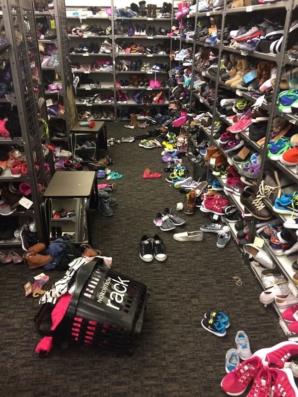 3. ... а всё, что делают работники, так это просто расставляют товар по полкам.