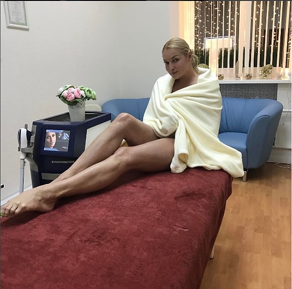 2. То она шпагат на пляже сделает, то устроит фотосессию в парной, прикрывшись лишь вениками