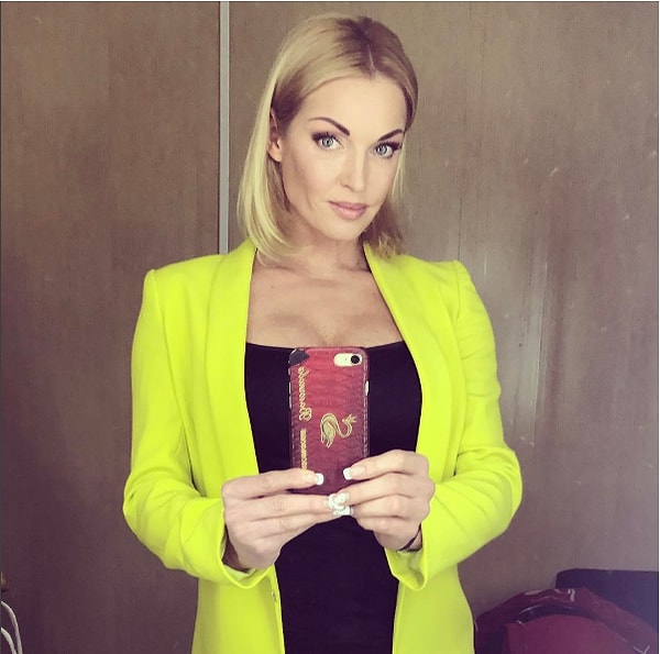 5. Но что-то в жизни звезды изменилось, и она решила сделать выбор в пользу более скромного наряда: Анастасия выложила в Instagram фото в простом черном топе, поверх которого надет яркий желтый пиджак