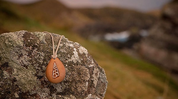 2. На их первую годовщину Терри самолично сделал Анне кулон из тасманского дерева и подарил его ей