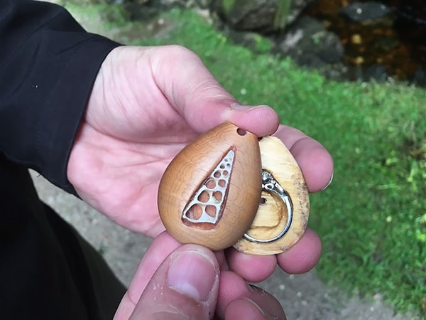 4. А ведь внутри лежало помолвочное кольцо!