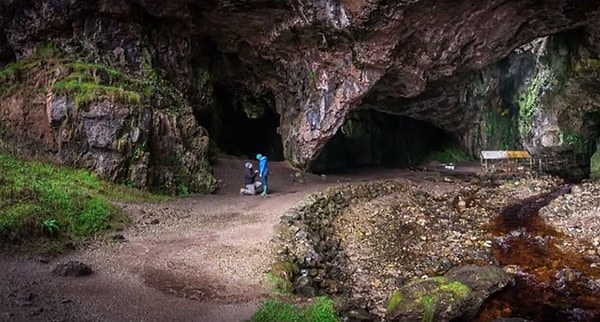 5. Когда настал подходящий момент, Терри сделал Анне предложение руки и сердца, открыв кулон ножом