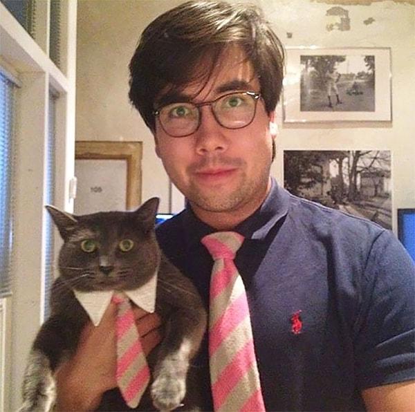 7. "Annem doğum günümde kedimle ikimize takım kravatlar yapmış."
