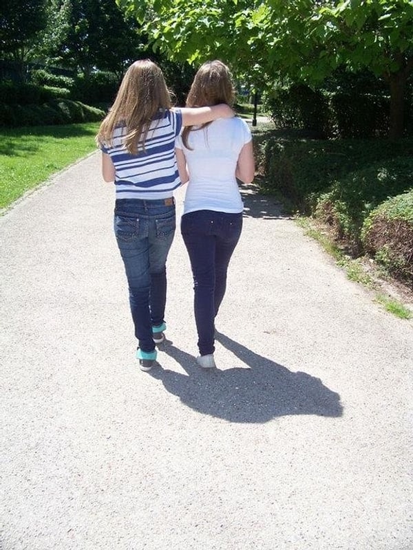 9. Тень этих двух девушек странным образом напоминает гориллу