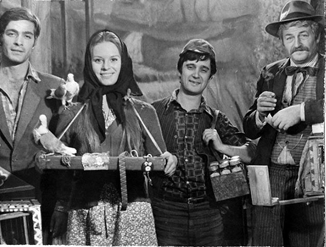 Kadir İnanır, Hülya Koçyiğit, Halit Akçatepe ve Müşfik Kenter Üç Arkadaş filminde (1971).