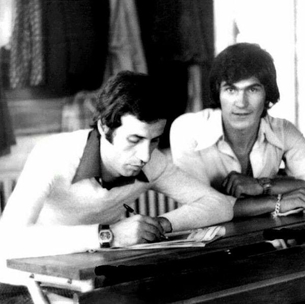 10. Kemal Sunal ve Teoman Ayık, Hababam Sınıfı Sınıfta Kaldı setinde (1976).