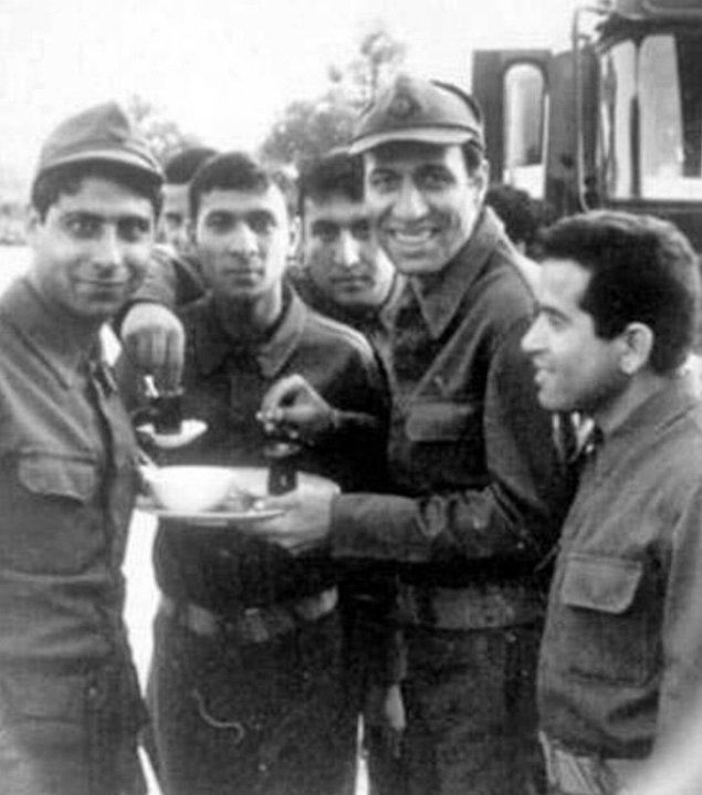12. Kemal Sunal, mehmetçik ile birlikte vatan hizmetinde (1981).