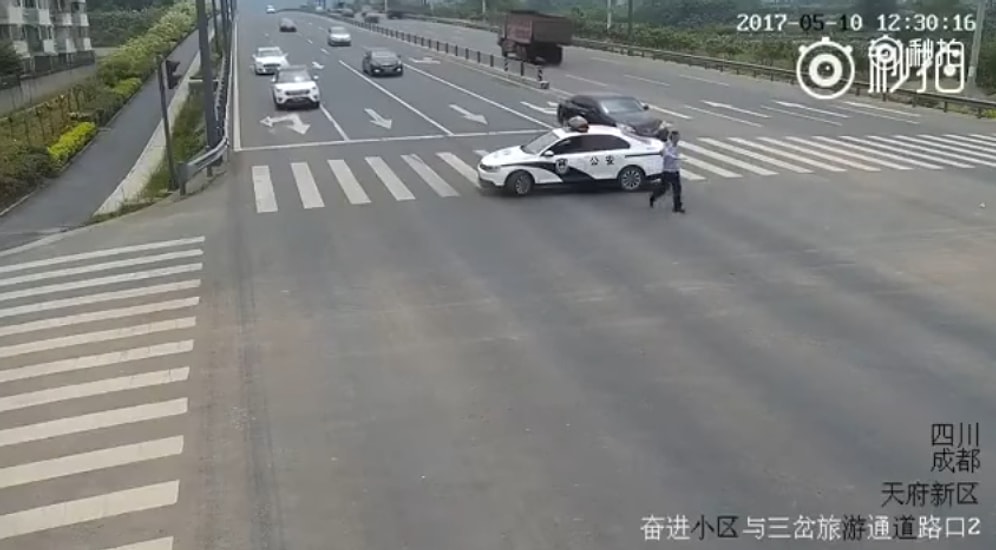 Yaşlı Bir Adamı Karşıdan Karşıya Geçirmek İçin Trafiği Durduran Polis