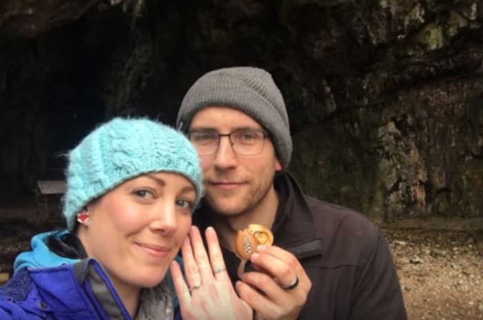 1 Yıl Boyunca Nişan Yüzüğünü Farkında Olmadan Boynundaki Kolyede Taşıyan Şanslı Kadın!