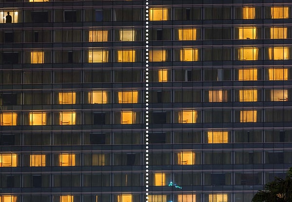 1. Начнем с простого. Вы наверняка без труда сможете найти силуэт в окне. Он справа или слева?