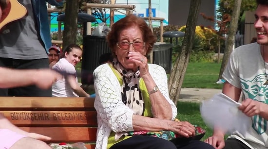 Canımız, Ciğerimiz Annelerimizin Ayaklarına Kırmızı Halı Serip 'Anneler Günü' Sürprizi Yapmak