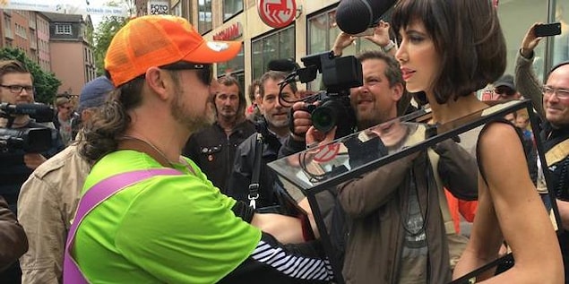 Gösterisi boyunca, insanlara rızanın gerçekten ne olduğunu anlatmaya çalıştı.