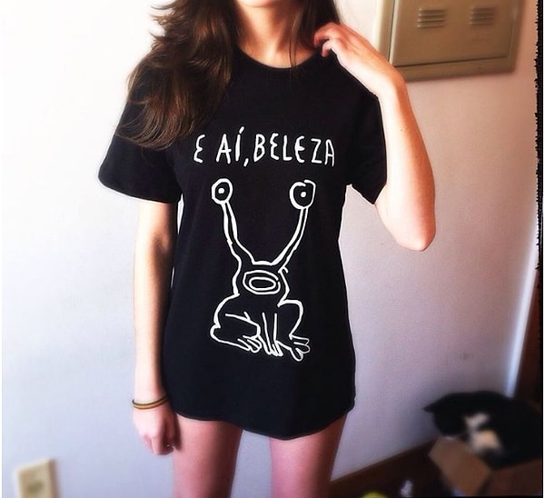 3. Вы можете надевать футболки парня в качестве платьев. Ах да, и отовариваться в детских отделах тоже!