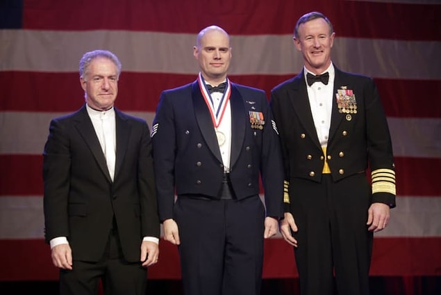 2. Amerikan Ordusu Amirali William H. McRaven, dünyayı değiştirmek istiyorsanız yatağınızla başlamanız gerektiğini söylüyor.