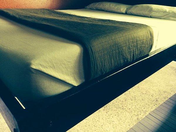 15. Biraz daha minimalist bir etki için hastanelerde sık gördüğümüz bu yatak yapım şeklini deneyebilirsiniz.