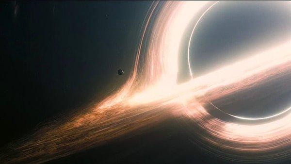 Hawking, bir kara deliğin olay ufkunda spontane bir şekilde beliren parçacık çiftlerine (bir parçacık ve antiparçacık ortağı) ne olacağını bilmek istedi.