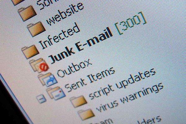 Güncelleme, yedekleme ve şüpheli e-mailler