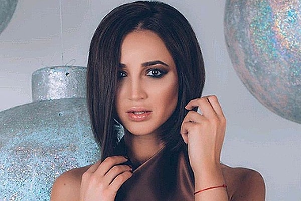 9. Ольга Бузова оказывает знаки внимания Алексею Воробьеву