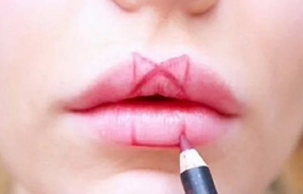 2. Затем сделайте две линии по обеим сторонам дуги Купидона, продолжите эти линии на нижней губе. Вверху у вас получатся два треугольничка.