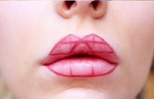 4. Теперь начертите еще одну линию, параллельную той линии, что вы провели под треугольниками.