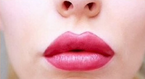 6. А теперь аккуратно нанесите помаду на губы по контору.