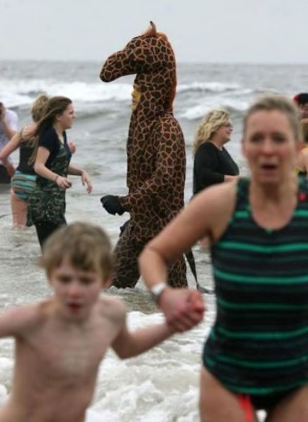 5. Вы только посмотрите на испуганные лица женщины и мальчика. Этот жираф точно затеял недоброе