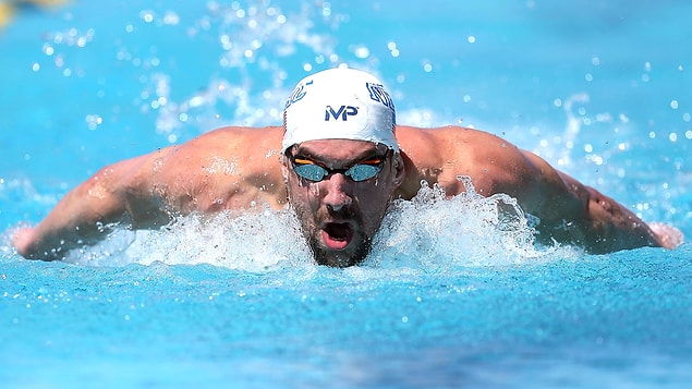 2. Michael Phelps, 6 yıl boyunca antrenmanını tek bir gün bile ekmedi. Profesyonel yüzücülerin çoğu pazar günü tatil yapıyor, Phelps hariç.