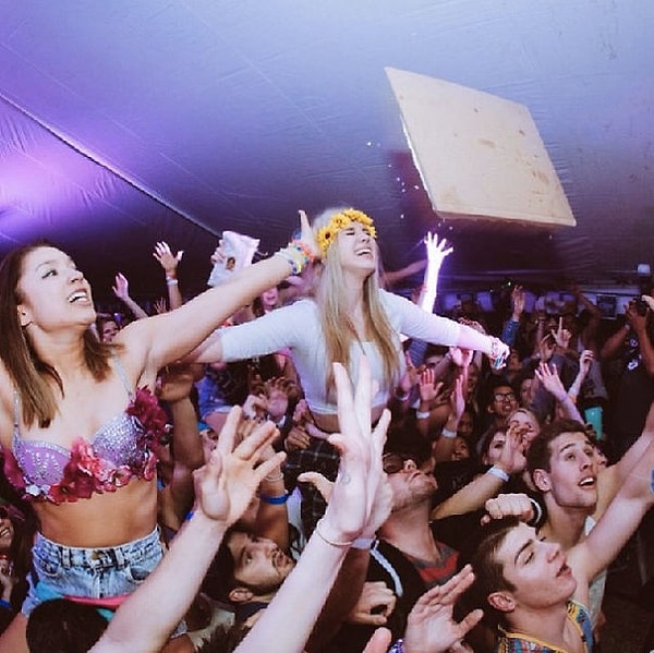 17. Девушка чем-то не угодила диджею