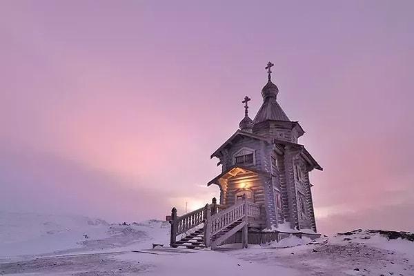 15. Antartika’da en yaygın din Hristiyanlık. Orada toplamda 8 kilise bulunuyor.