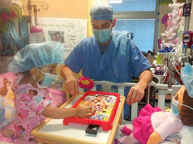 9. 12 yaşındaki hasta kız ve doktoru Kaşif Dora ile ameliyat oyunu oynuyorlar.