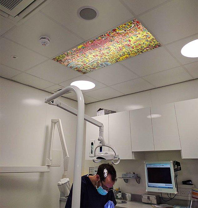 10. Bir diş hekimi hastaları sıkılmasın diye tavana 'Waldo Nerede?' oyunu yapıştırmış.