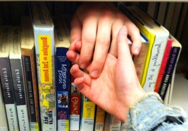 4. Aradıkları aşka bir kütüphanede ya da bir kitapçıda rastlayacaklarını düşünürler.