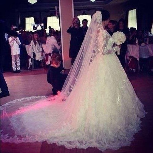 7. Платье, говорящее "После свадьбы мы сделаем красивые занавески из подола платья!"