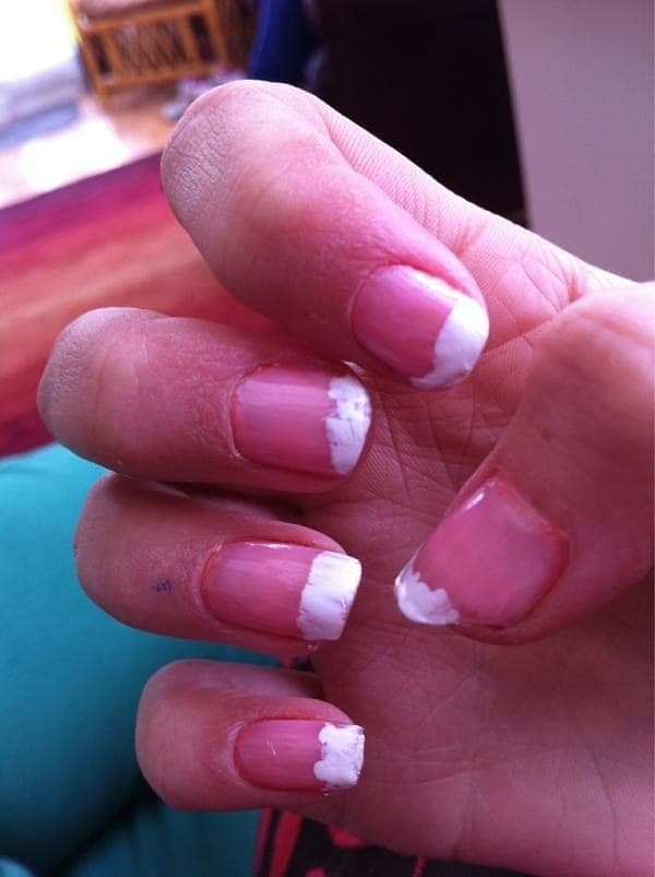 11. Французский маникюр, сделанный дома, выглядел так: