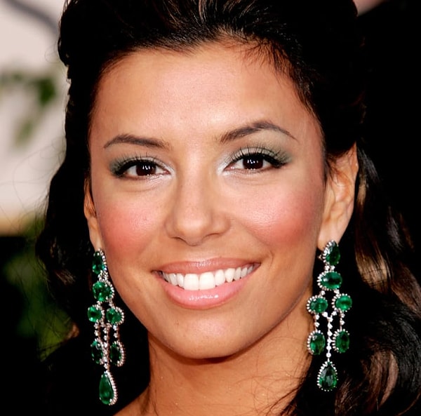 12. Нанесение суперрозовых румян на яблочки щек