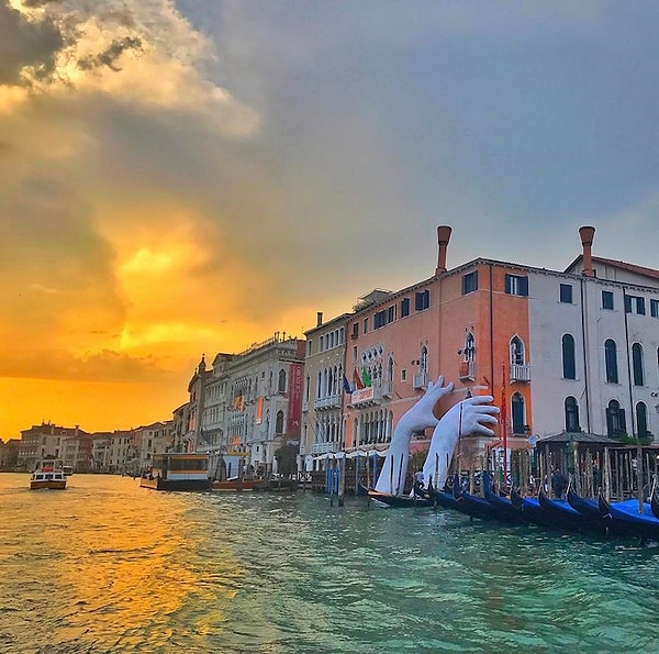 9. "В наших руках столько силы — сила любить, ненавидеть, созидать и разрушать"