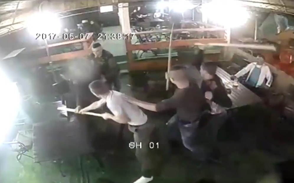 Sopalarla Birbirine Dalan İnsanları Soğukkanlılıkla İzleyen Sülalesi Rahat Adam